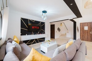 TV, offices - Grand Duplex 4BR – Jacuzzi, Terrasses & Piscines (Marrakesh)