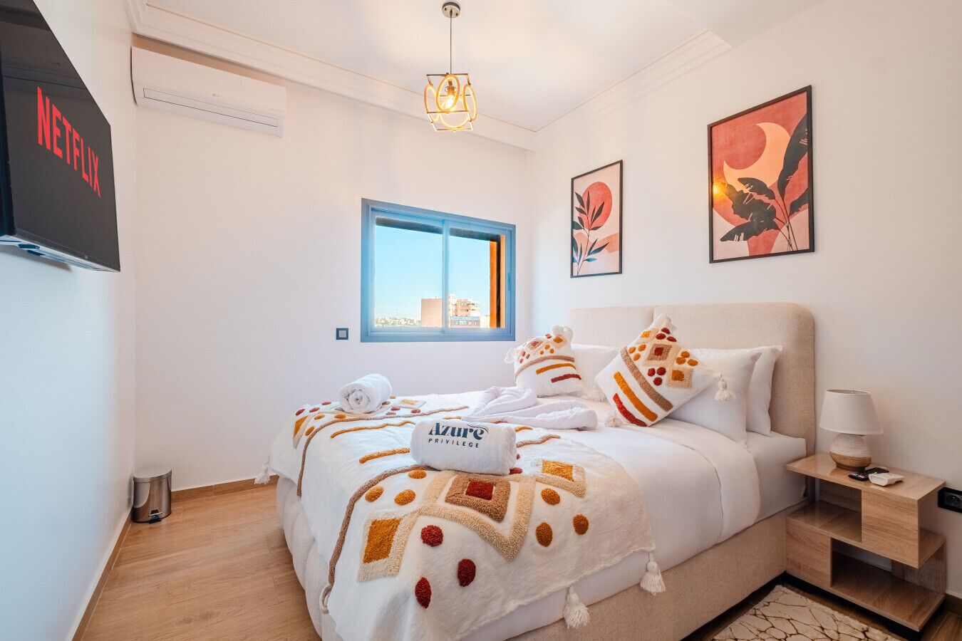 Desk, iron/ironing board, WiFi, bed sheets