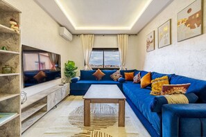 TV - Guéliz 2BR Near M Avenue – Piscine, Balcons & Clim (Marrakesh)