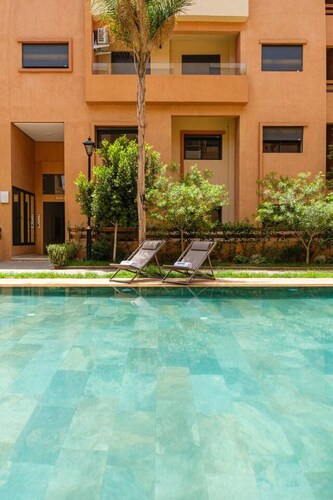 Guéliz 2BR Near M Avenue – Piscine, Balcons & Clim