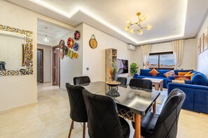 Dining - Guéliz 2BR Near M Avenue – Piscine, Balcons & Clim (Marrakesh)