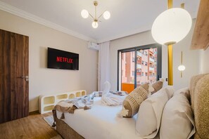 3 habitaciones, escritorio y tabla de planchar con plancha 
