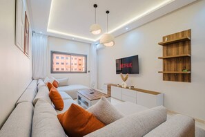 TV, offices - 3BR Luxe Stay with Pool-Parking 2 min to M Avenue (Marrakesh)
