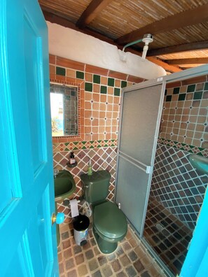 Regadera, toallas, jabón, papel de baño 