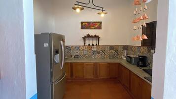 Jääkaappi, mikroaaltouuni, uuni, kahvin-/teenkeitin