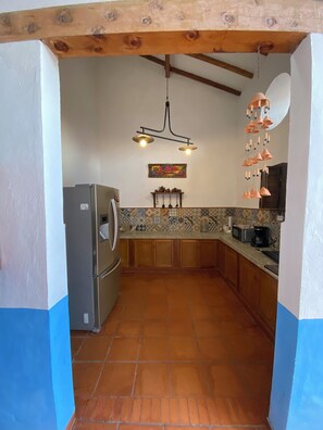 Réfrigérateur, micro-ondes, four, cafetière/bouilloire