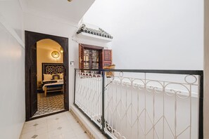 Desk, iron/ironing board, travel crib, WiFi - Riad - Jacuzzi & Breakfast 5min walk Jemaa El Fnaa (Marrakesh)