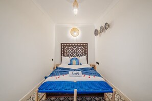 Desk, iron/ironing board, travel cot, WiFi