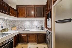 Fridge, microwave, oven, stovetop - Riad - Jacuzzi & Breakfast 5min walk Jemaa El Fnaa (Marrakesh)