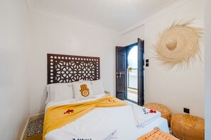 Desk, iron/ironing board, travel crib, WiFi - Riad - Jacuzzi & Breakfast 5min walk Jemaa El Fnaa (Marrakesh)