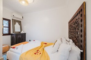 Desk, iron/ironing board, travel crib, WiFi - Riad - Jacuzzi & Breakfast 5min walk Jemaa El Fnaa (Marrakesh)