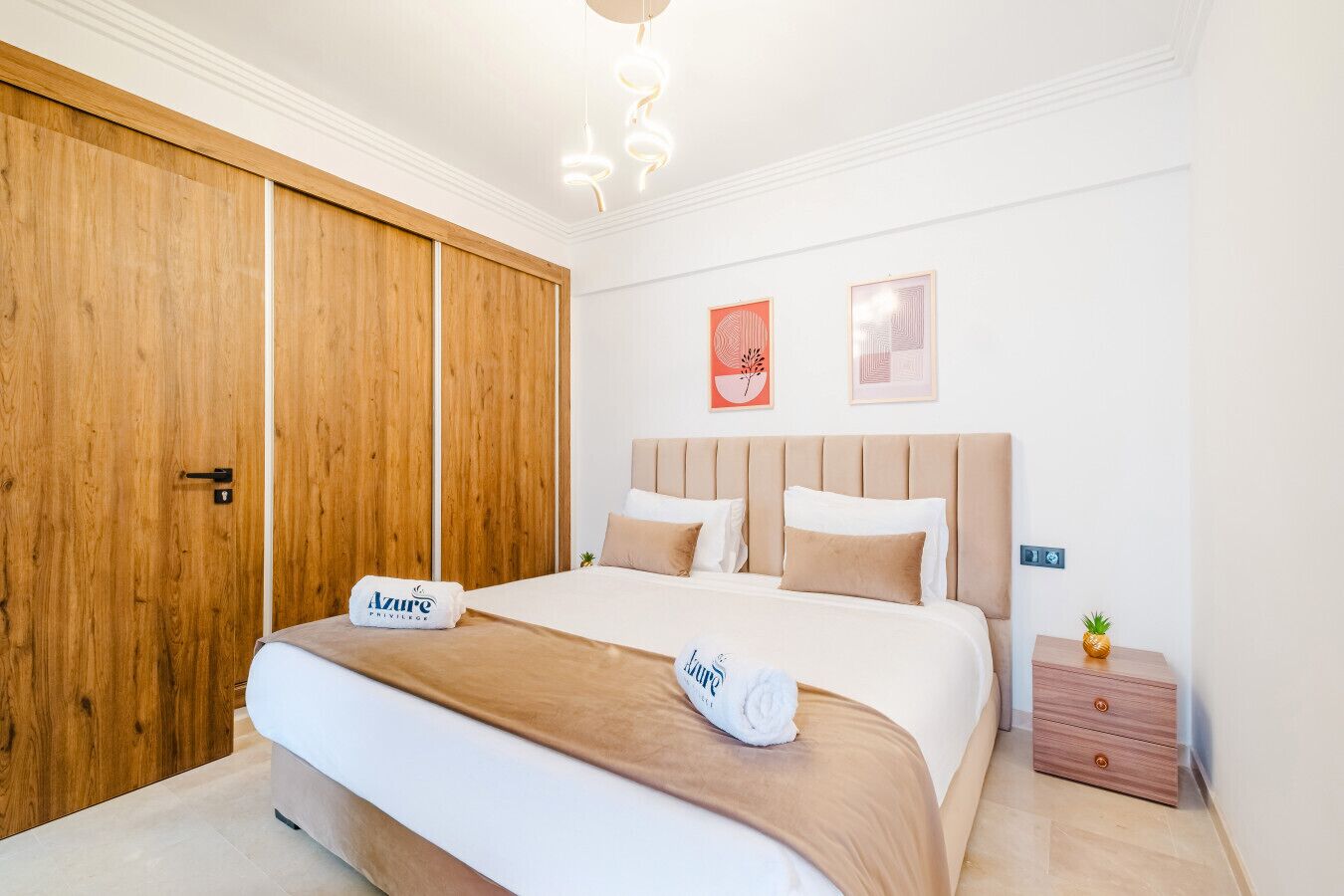 Desk, iron/ironing board, WiFi, bed sheets