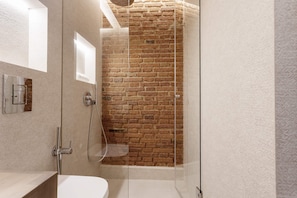 Shower, hair dryer, towels - Stylish 1-Bedroom Apartment in Bernabéu. Concha Espina II (Madrid)