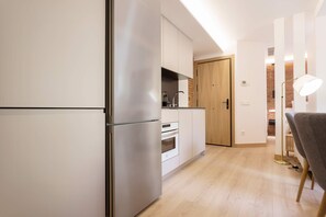Fridge, microwave, oven, dishwasher - Stylish 1-Bedroom Apartment in Bernabéu. Concha Espina II (Madrid)