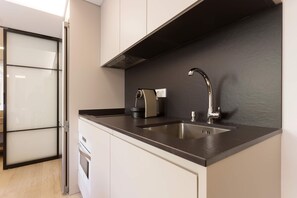 Fridge, microwave, oven, dishwasher - Stylish 1-Bedroom Apartment in Bernabéu. Concha Espina II (Madrid)