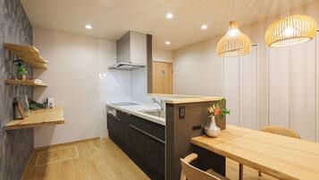 Casa conforto, 2 quartos, sacada, vista para a cidade | Cozinha privada | Chaleira elétrica