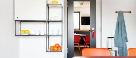 Apartemen Desain, 1 Tempat Tidur Queen | Area keluarga | TV