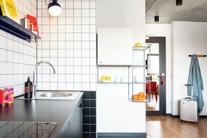 Studio Suite, City View | Private kitchen | Fridge, microwave, stovetop, dishwasher - STAYERY Berlin Friedrichshain (Berlin)