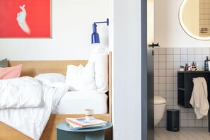 Premium bedding, desk, laptop workspace, soundproofing - STAYERY Berlin Friedrichshain (Berlin)