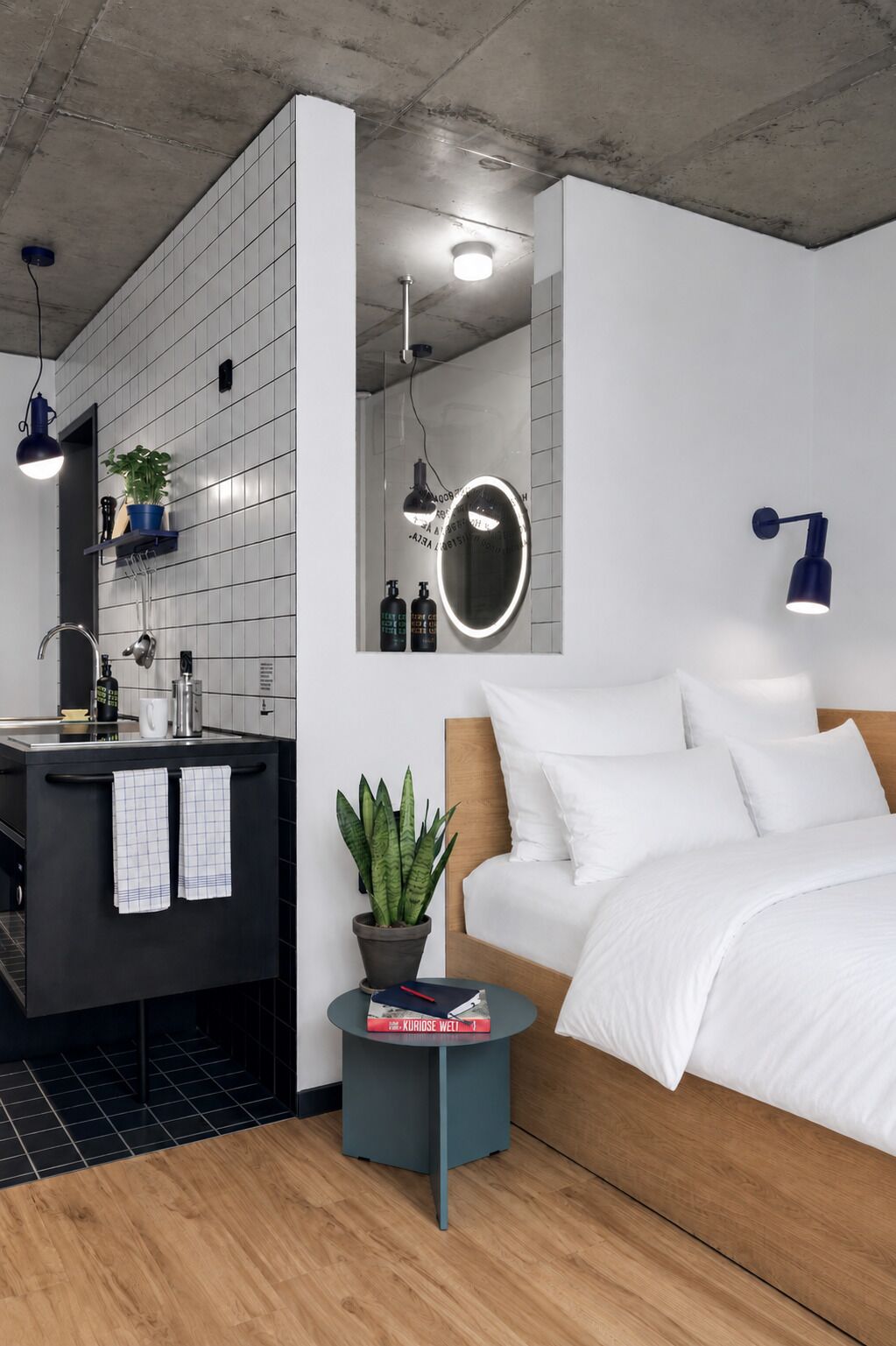 Design Apartment | Premium bedding, desk, laptop workspace, soundproofing