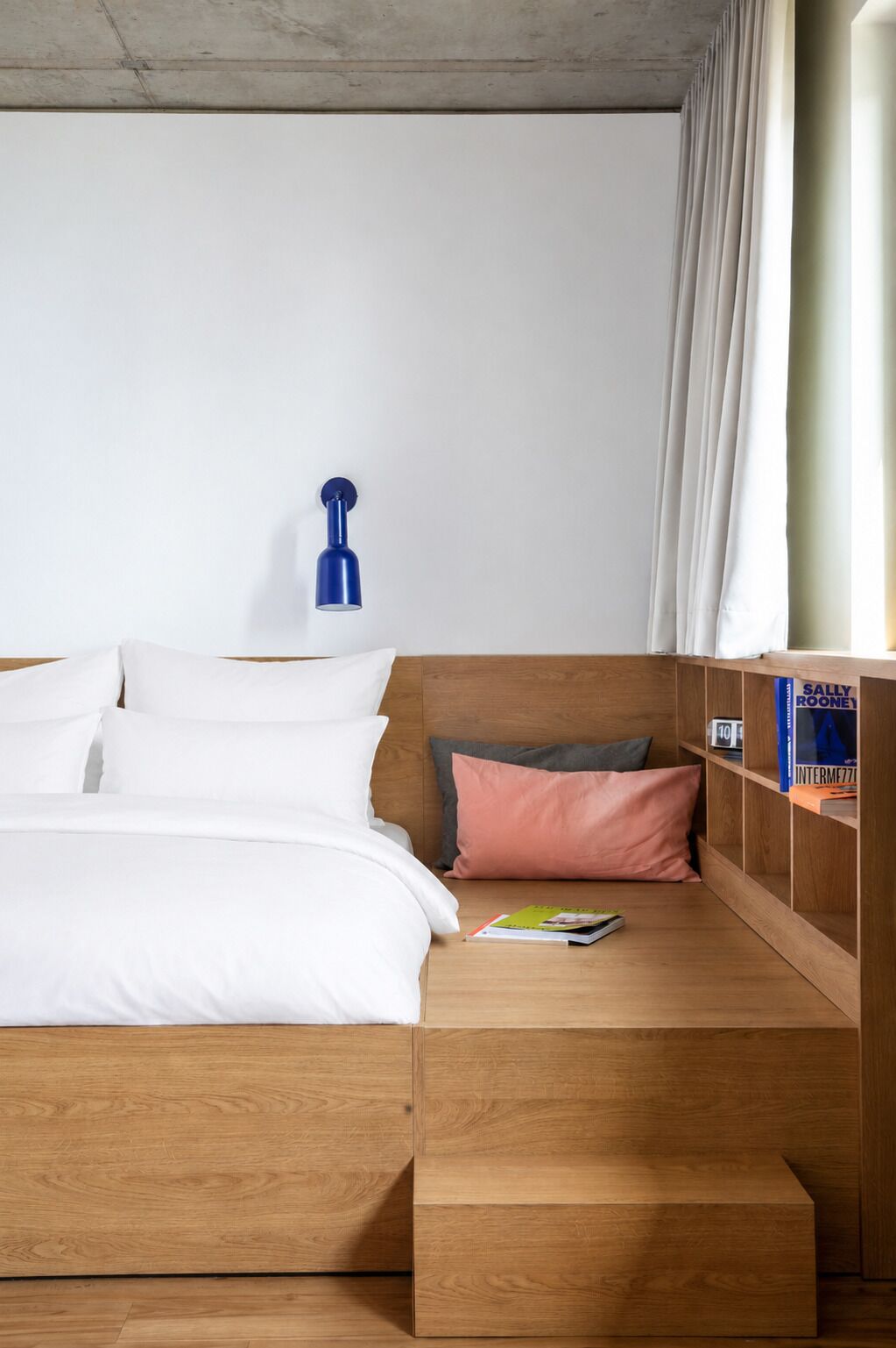 Design Apartment mit Queensize Bett | Premium bedding, desk, laptop workspace, soundproofing