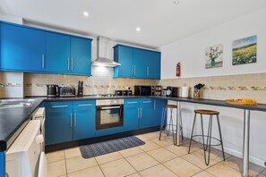 Private kitchen - Kingston upon Thames/5 Bed /Contractor/FreeParking (Kingston upon Thames)