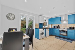 Private kitchen - Kingston upon Thames/5 Bed /Contractor/FreeParking (Kingston upon Thames)