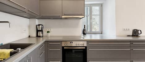 Fridge, oven, stovetop, electric kettle