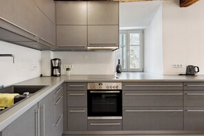 Kühlschrank, Ofen, Herdplatte, Wasserkocher