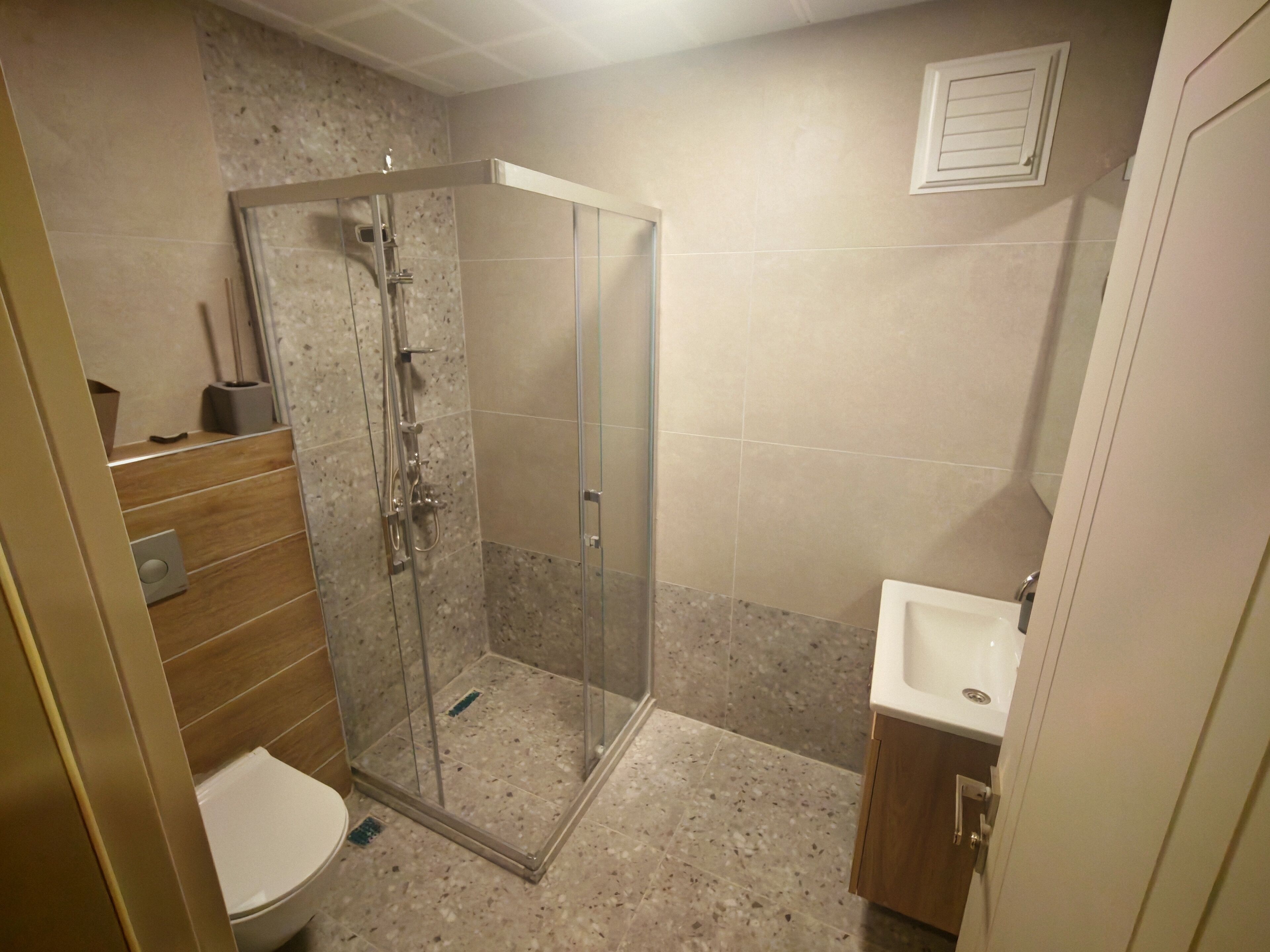 Ducha, secador de pelo, toallas y jabón