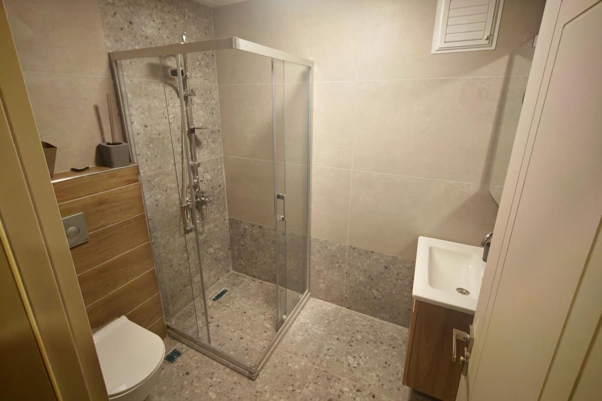 Ducha, secador de pelo, toallas y jabón