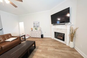 TV, fireplace - Desoto Rental (Olive Branch)