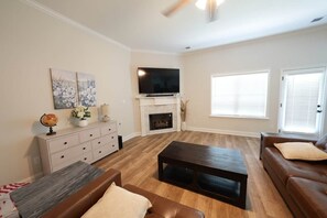 TV, fireplace - Desoto Rental (Olive Branch)