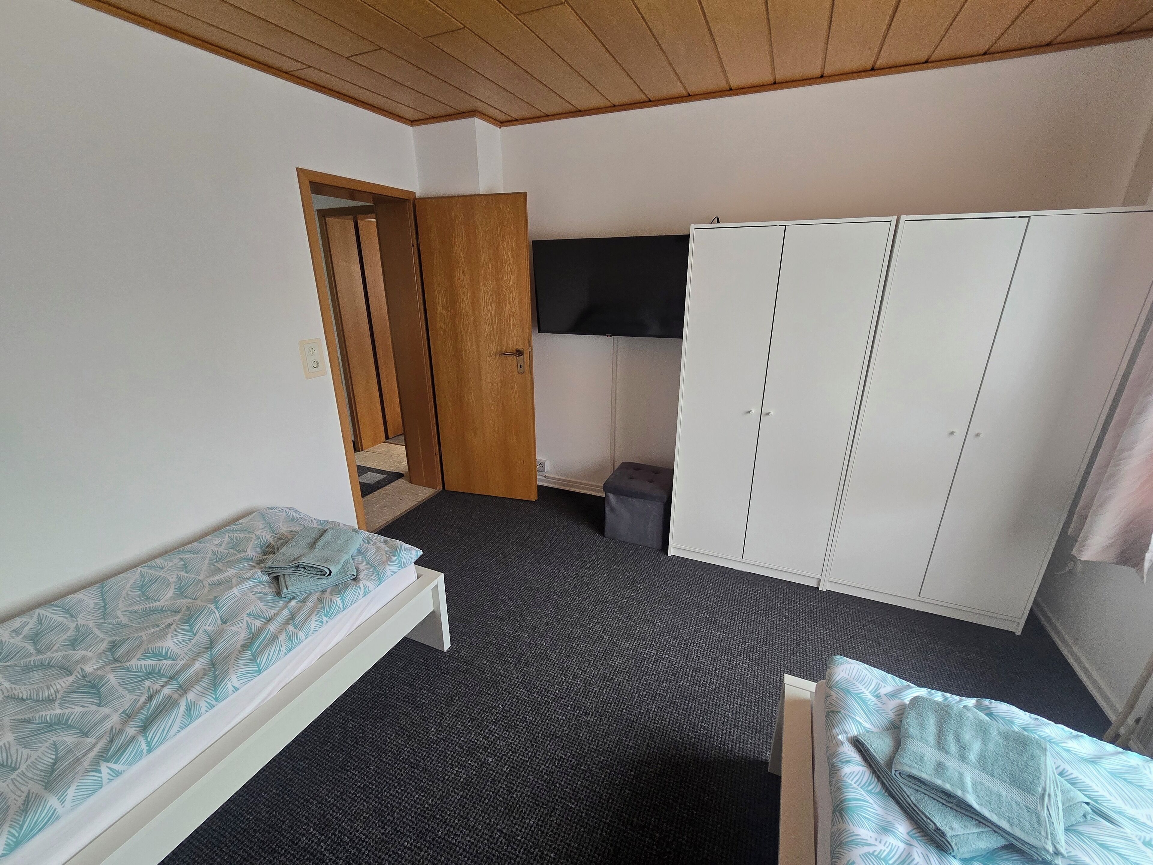 Tabla de planchar con plancha, wifi gratis, ropa de cama