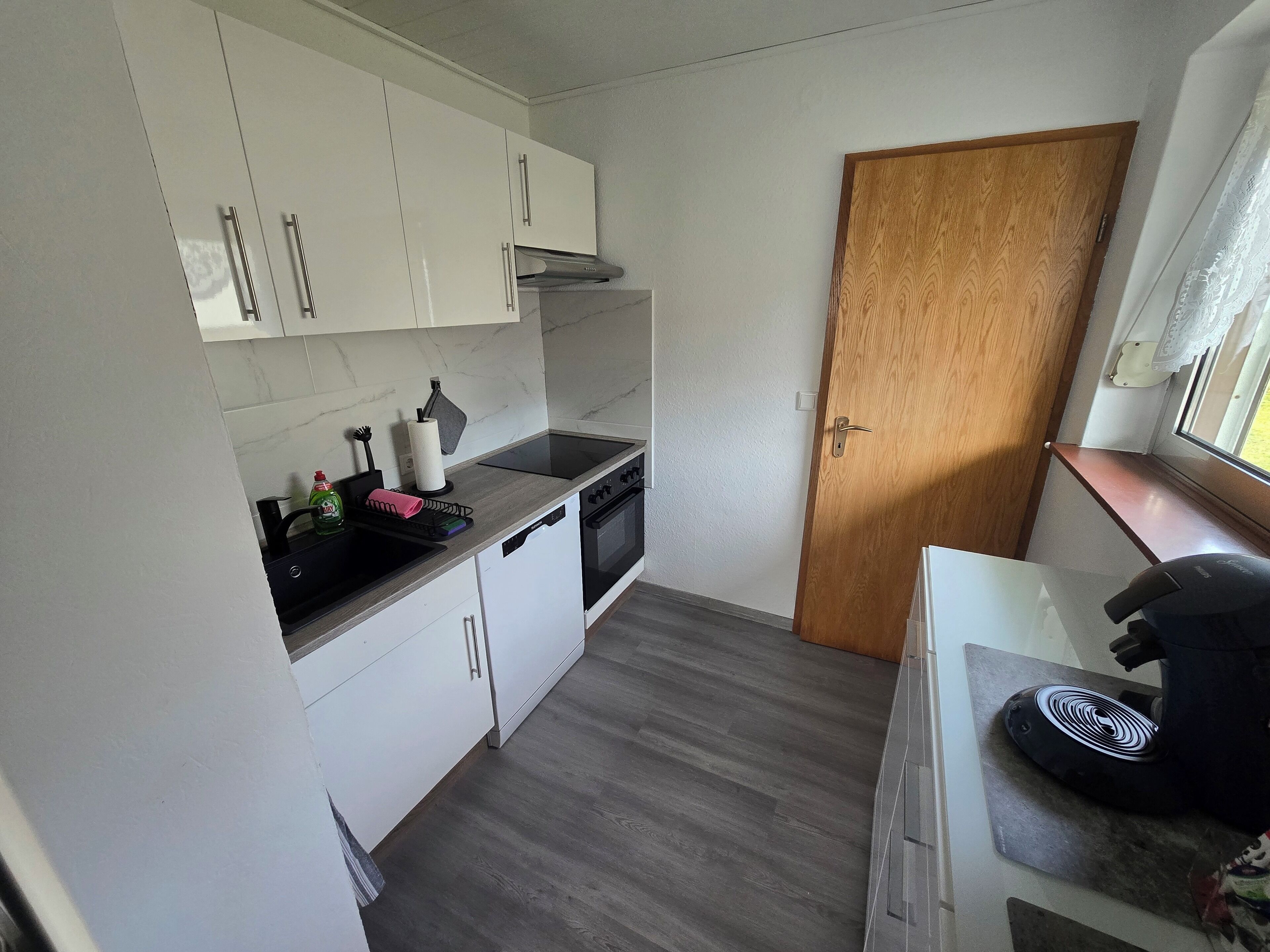 Frigorífico, microondas, horno y placa de cocina