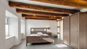 Ein Schlafzimmer mit einem hölzernen Bett, einem Nachttisch und einem Kleiderschrank.