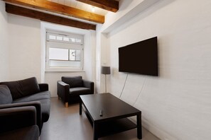 Una sala de estar moderna con un sofá, un sillón y una mesa de centro.