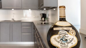 Eine Flasche Baden Badener Riesling mit Etikett, auf einer Küchenarbeitsplatte platziert.
