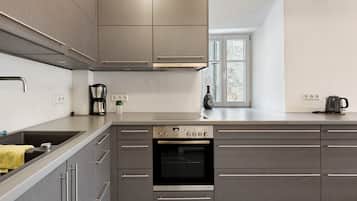 Fridge, oven, stovetop, electric kettle