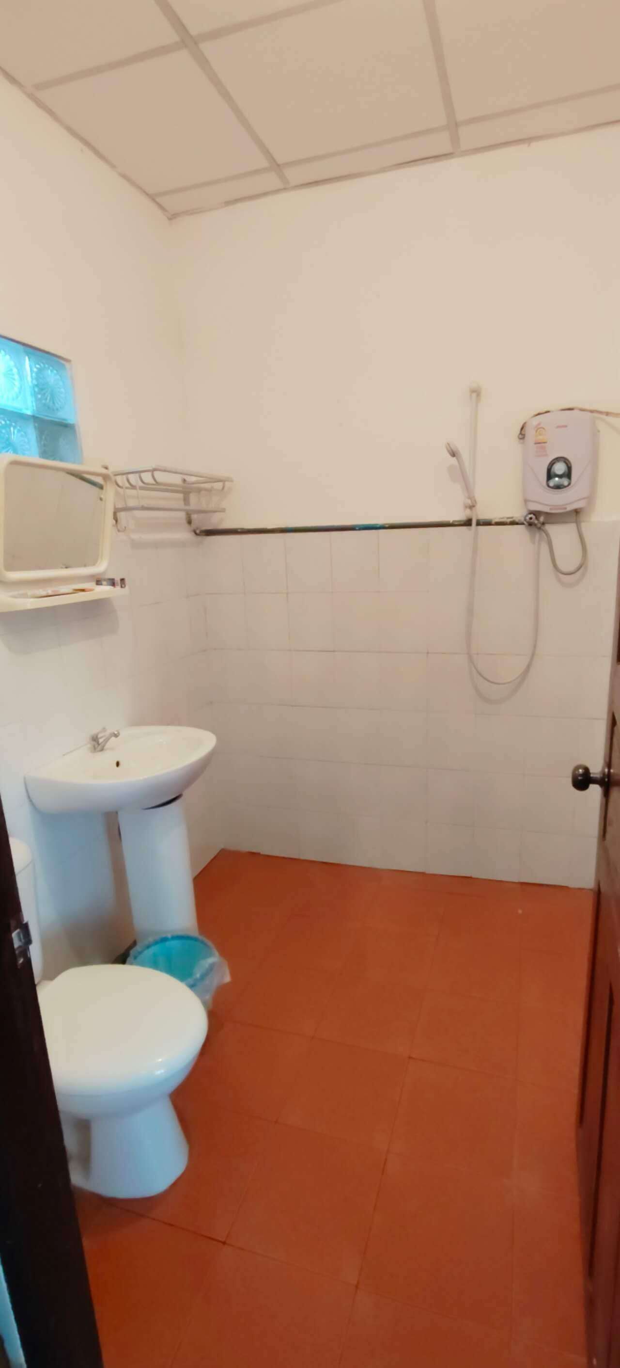 Quarto casal, varanda coberta, vista para o rio | Banheiro | Chuveiro, toalhas de banho, sabonete, shampoo