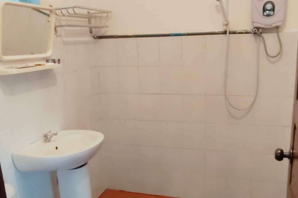 Chambre Double, véranda, vue fleuve | Salle de bain | Douche, serviettes fournies, savon, shampoing