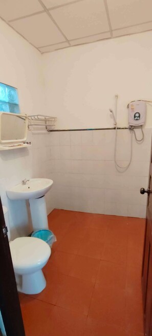 Double Room, Lanai, River View | Bathroom | Shower, towels, soap, shampoo - Phonevichith Riverside Hotel Houayxai (Houayxay)