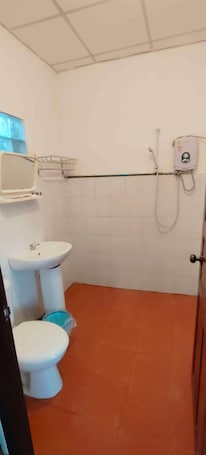 Double Room, Lanai, River View | Bathroom. Phonevichith Riverside Hotel Houayxai