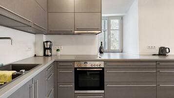 Refrigerador, horno, parrilla de estufa y tetera eléctrica