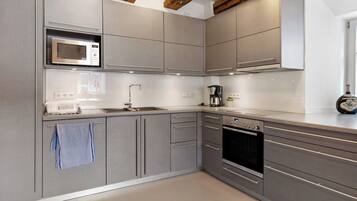 Kühlschrank, Ofen, Herdplatte, Wasserkocher