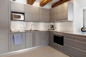 Kühlschrank, Ofen, Herdplatte, Wasserkocher