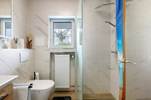 Shower, towels - Apartment Josef with Private Terrace (Radolfzell am Bodensee)