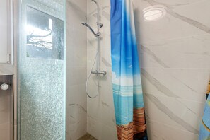 Douche, serviettes fournies