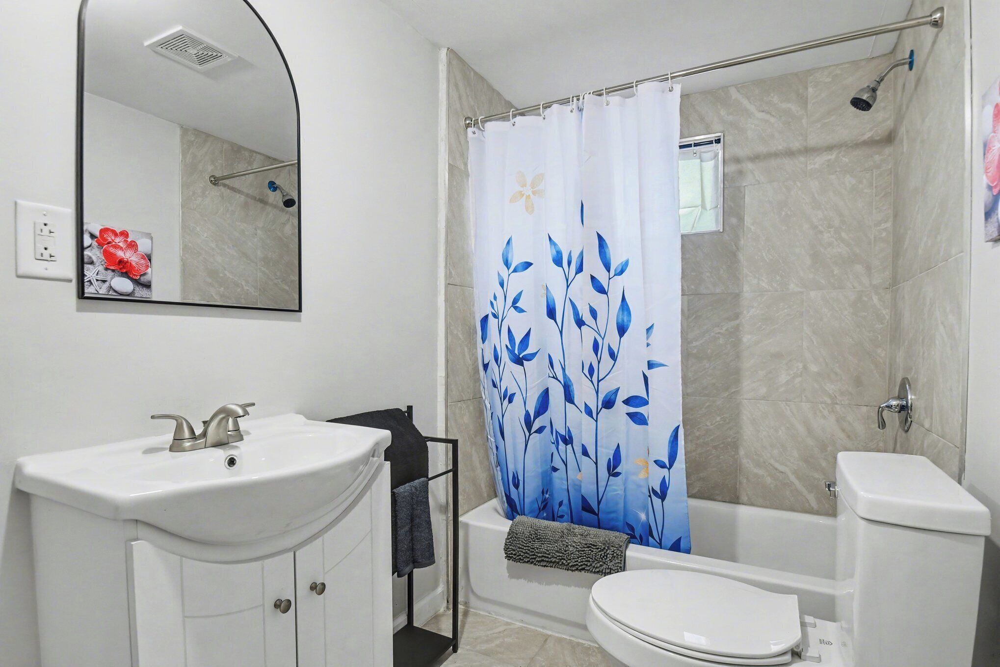 Sèche-cheveux, serviettes fournies, papier toilette