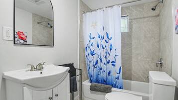 Sèche-cheveux, serviettes fournies, papier toilette